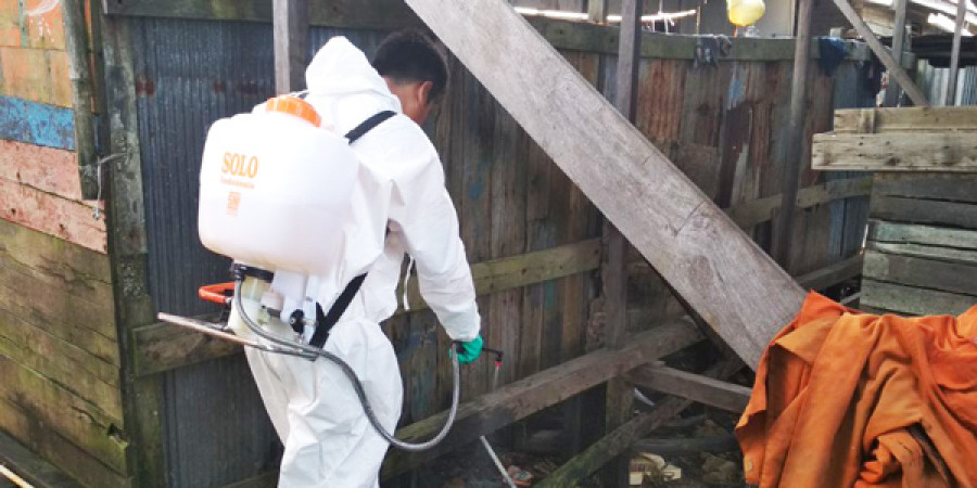 Seorang petugas menyemprotkan cairan chemical di area pemukiman, Senin (2/4) pagi tadi. (erwin/korankaltim.com)