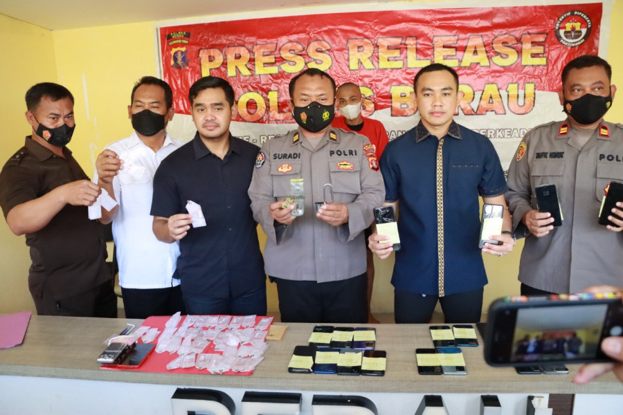 Kasat Reskrim Polres Berau menunjukan barang bukti berupa 17 unit handphone dan 42 poket sabu-sabu (Rama/KoranKaltim.com)