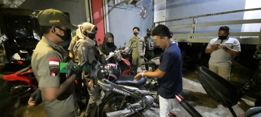 Penindakan protokol kesehatan di jalan, beberapa waktu lalu (Foto: Claudius Vico/Korankaltim.com)