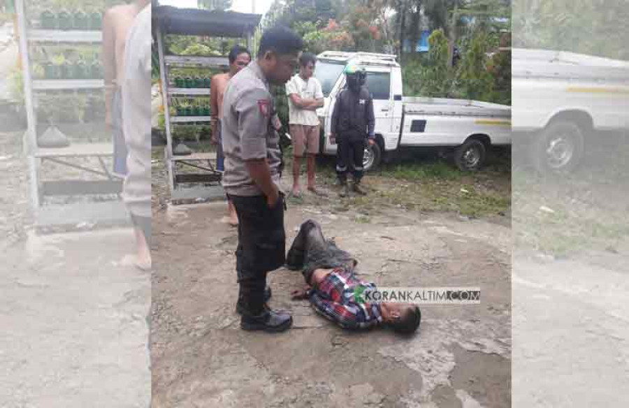 Pria tak dikenal yang masuk ke rumah warga di Ring Road II dengan tangan terikat saat hendak dibawa ke kantor Polsek Samarinda Ulu pagi tadi. (Foto: Aspian Nur/Korankaltim))
