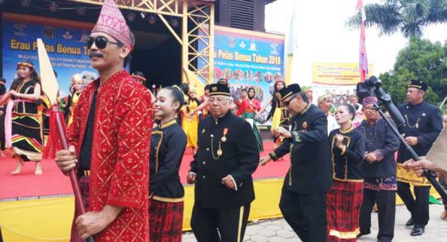 Seluruh undangan ikut menari dalam Erau Pelas Benua Guntung