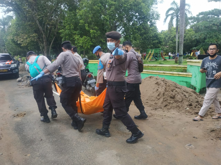 Polisi saat mengevakuasi jenasah korban ke RSUD AM Parikesit Tenggarong. (Foto:sabri/korankaltim.com)