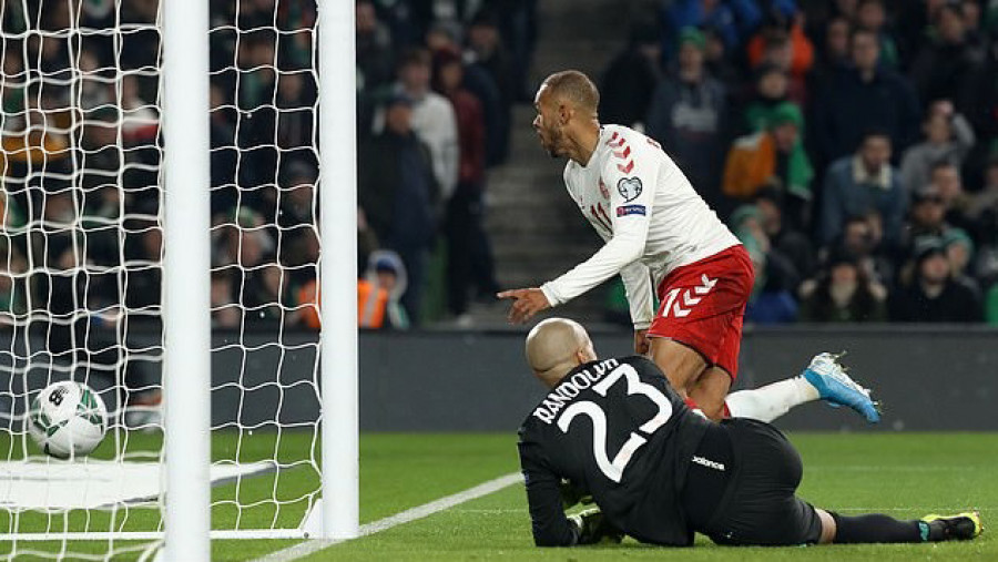 Gol yang dicetak pemain Denmark Martin Braithwaite memastikan negaranya lolos ke Piala Eropa 2020 setelah menahan imbang Republik Irlandia. (dailymail)