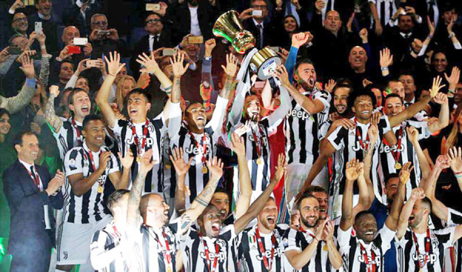 KEEMPAT BERUNTUN: Pemain Juventus merayakan keberhasilan mereka mempertahankan trofi juara Coppa Italia. (daylimail)