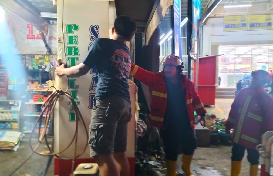 Titik api tepat di belakang dispenser mengalami korsleting kabel listrik dan membakar spanduk di dekat dispenser tersebut, Kamis (18/8/2022). (Foto: Istimewa)