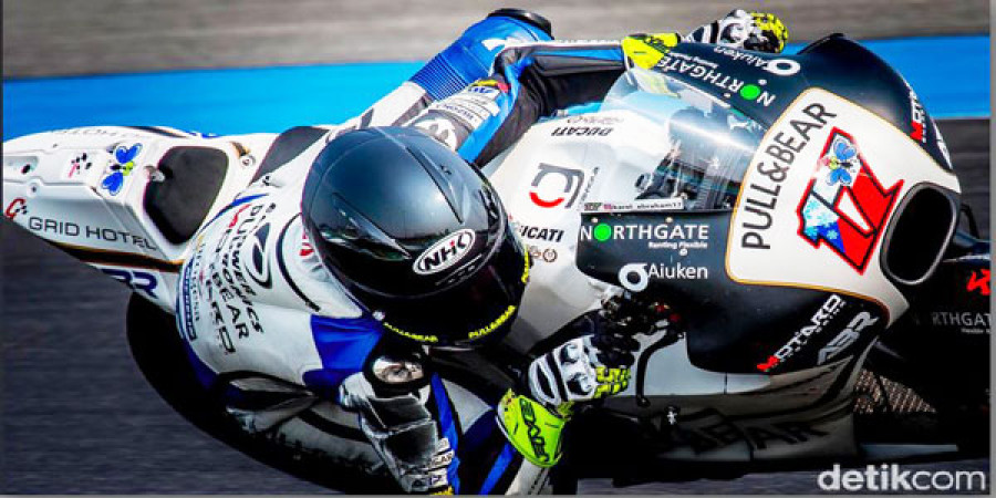 TERKENAL: Karel Abraham dengan helm NHK yang dipakainya saat ujicoba MotoGP lalu. (Foto: Detikcom)