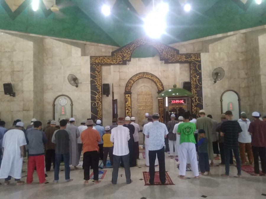 Salat di Masjid Agung Sultan Sulaiman Tenggarong (Foto: dok.Korankaltim.com)