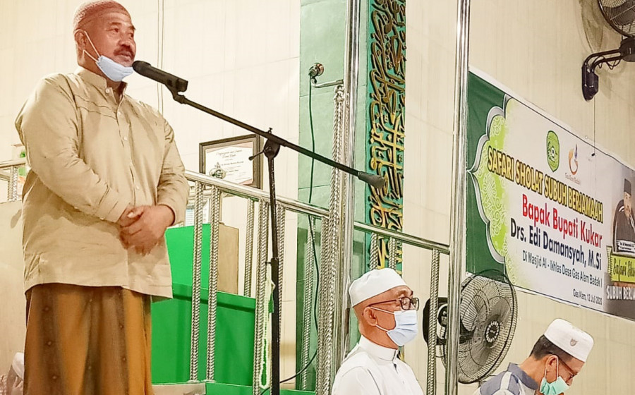 Bupati Kutai Kartanegara Edi Damansyah saat memberikan arahan sebelum kuliah subuh pada kegiatan safari subuh di Masjid ke 141 di Muara Badak (Kesra Setkab Kukar.dok)
