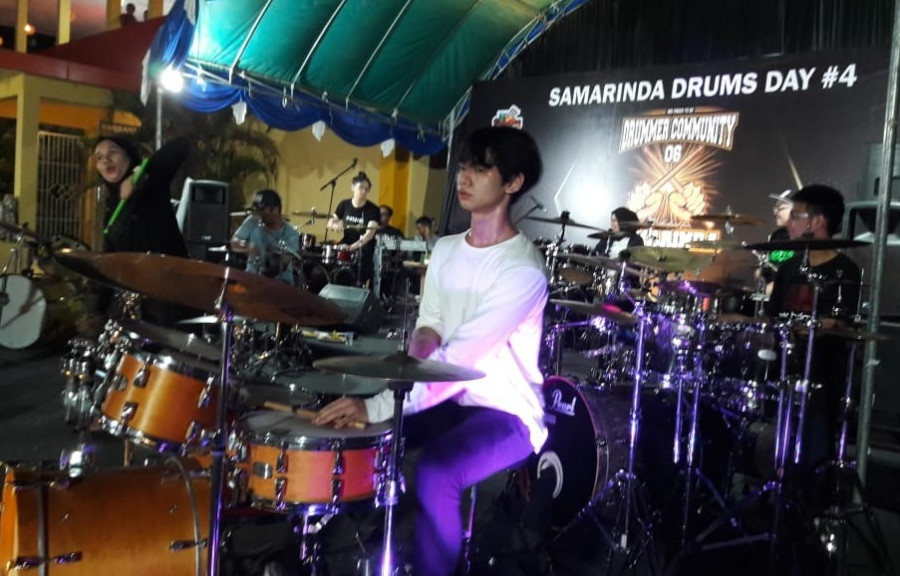 Sebagian peserta usia muda yang mengikut festival menabuh drum malam kemarin di Samarinda. (Foto: Istimewa)