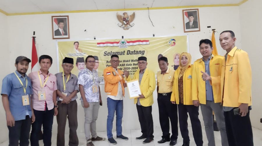Muliadi saat mengembalikan berkas ke Kantor DPD 2 Partai Golkar Bontang, diterima langsung Ketua Tim penjaringan partai golkar Arhma dan tim lainnya. ( Foto: Olis/korankaltimcom)
