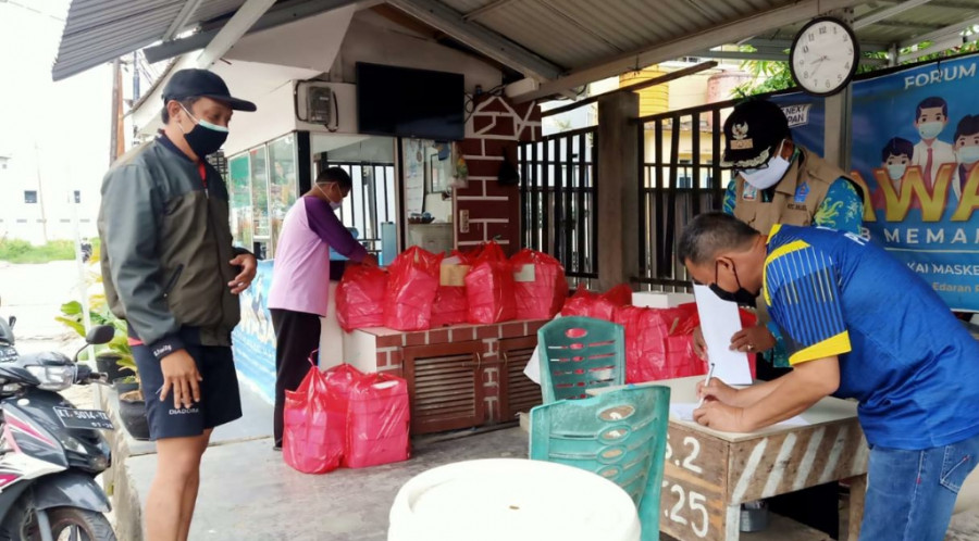 Pelaksanaan distribusi Nasi kotak untuk warga isoman.(Foto: istimewa)