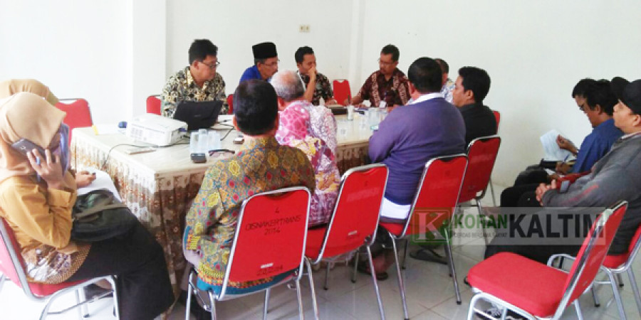 Mediasi karyawan dan manajemen Kalpataru Group yang difasilitasi Disnakertrans Kukar dan dihadiri BPJS Kesehatan dan Ketenagakerjaan. (Foto: Rian/korankaltim.com)