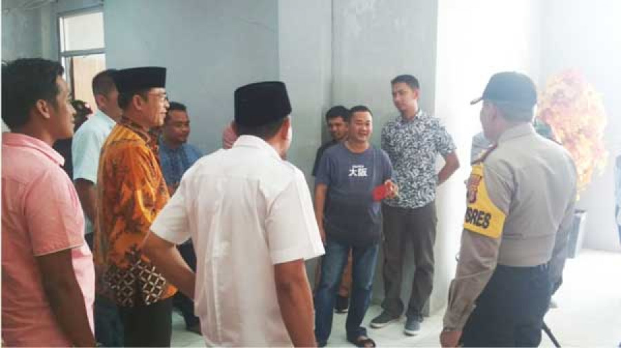 KAPOLRES PPU AKBP Sabil Umar ketika berbincang-bincang dengan paslon maupun tim paslon jelang debat publik pilbup PPU
