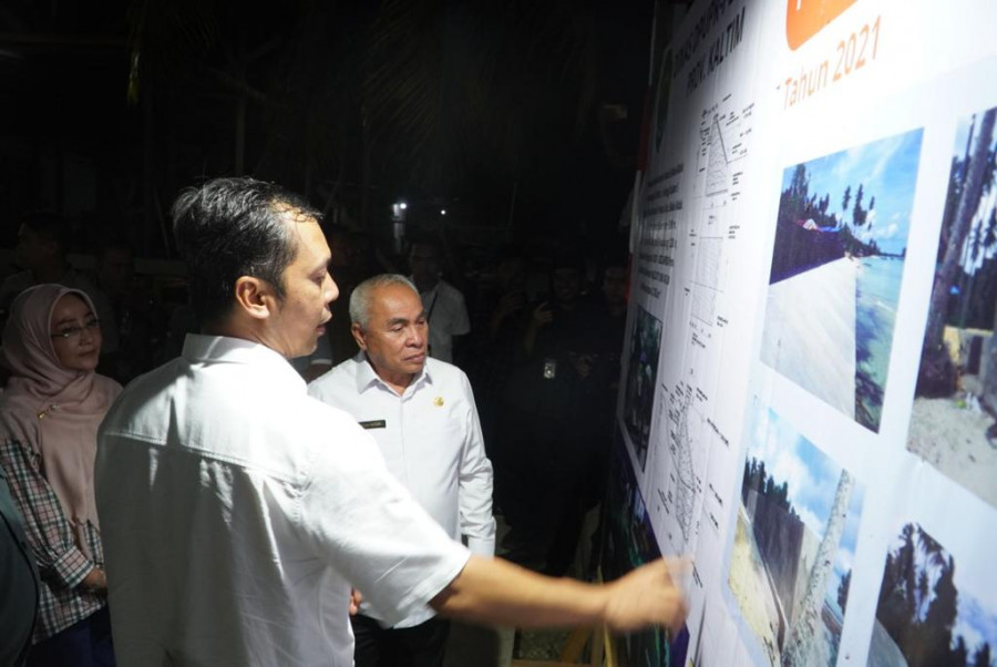 Gubernur Kaltim Isran Noor bersama Bupati Berau Sri Juniarsih Mas serta Wakil Bupati Berau Gamalis Meninjau Proyek Pemecah Ombak di Kecamatan Biduk-Biduk Kabupaten Berau. (Foto: Indri/Korankaltim.com)