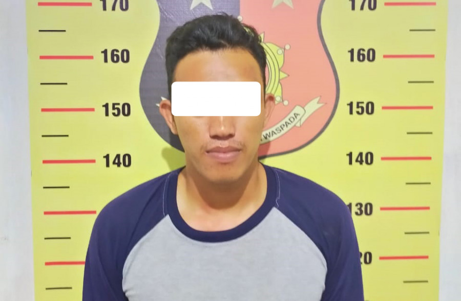 Pelaku saat diamankan di Mapolsek Sebulu. ( Foto: Istimewa )