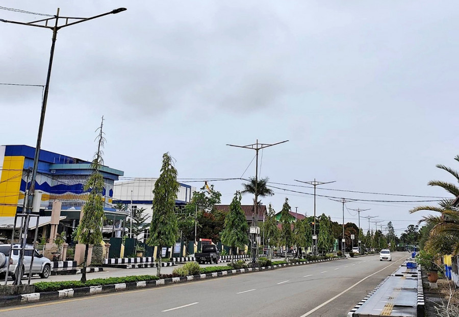 Potret Tanjung Selor, Kabupaten Bulungan mendung disertai hujan dengan intensitas rendah, Senin (20/1). (Foto: Dok.Koran Kaltara)