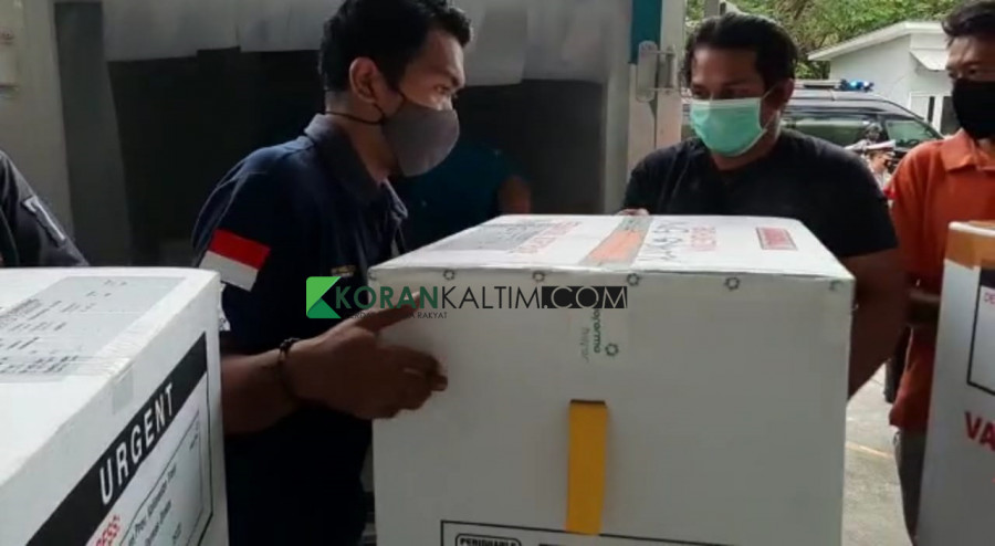 Petugas saat mengangkut Vaksin Sinovac saat tiba di Terminal Cargo Bandara SAMS Balikpapan (Foto: yudi/Korankaltim.com)
