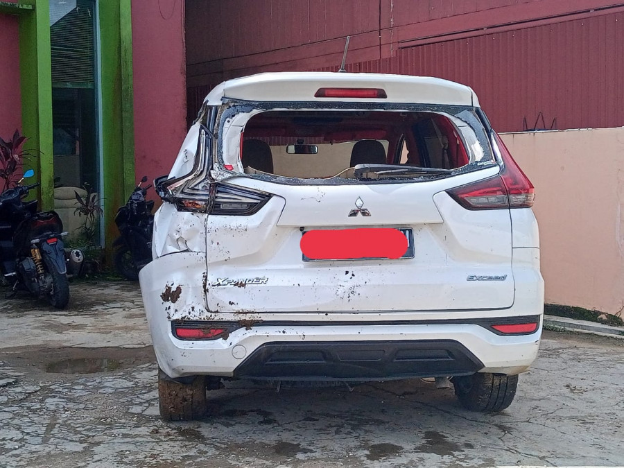 Kondisi mobil yang ringsek dan pecah kaca bagian belakang ( foto : Sunardi)