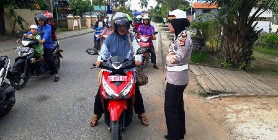 Anggota Satlantas Polres Paser saat memberikan arahan kepada pengendara roda dua.(Foto: Dwi cahyo/korankaltim.com)