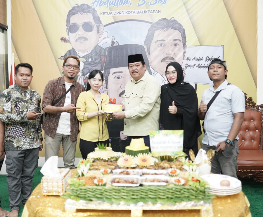 Keluarga besar Koran Kaltim Biro Balikpapan bersama Pusaranmedia memberikan ucapan selamat HUT ke - 58 kepada Ketua DPRD Kota Balikpapan Abdulloh, Minggu (16/10/2022). (Ist)