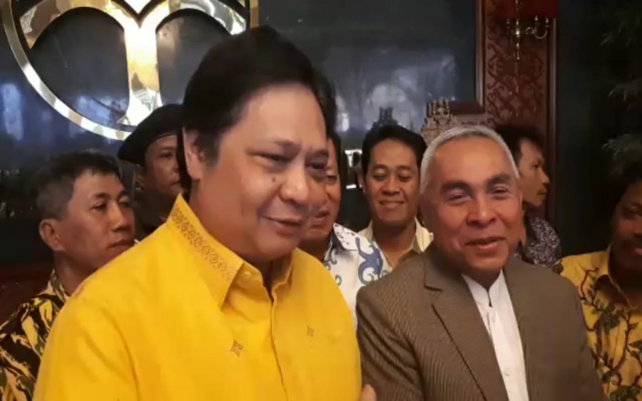 Ketua Umum Partai Golkar, Airlangga Hartato bersama Isran Noor saat memberi keterangan kepada awak media. (Hendra/Koran Kaltim)
