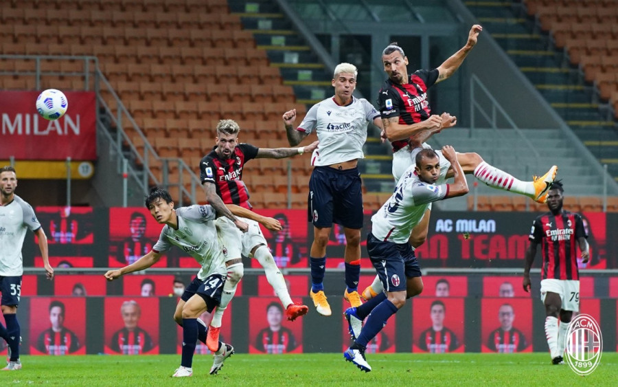 Sundulan Zlatan Ibrahimovic (kanan atas) yang jadi gol pembuka untuk kemenangan AC Milan di Liga Italia. (acmilantwitter)