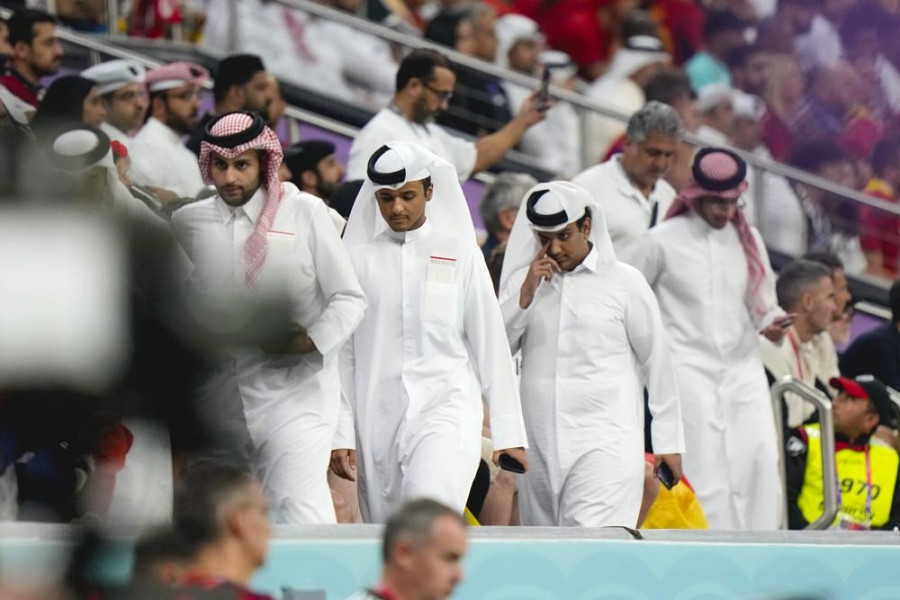 Pakaian khas pria Qatar yang diejek mantan pemain Jerman karena seperti jubah untuk mandi.(apnews.com)