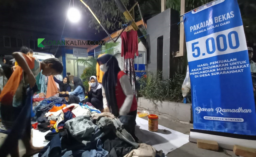 Warga ramai serbu lapak penjualan pakaian bekas BEM STITEK (Foto: Choirun Nisa’/korankaltim.com)