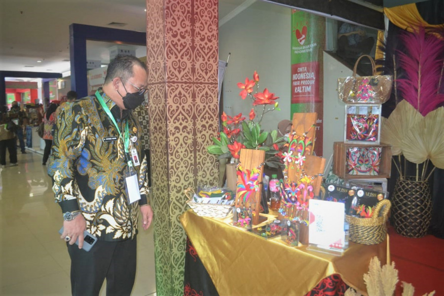 Sekda saat meninjau produk yang dipamerkan pada Gernas BBI Kaltim 2021 (istimewa/pemkab mahulu)