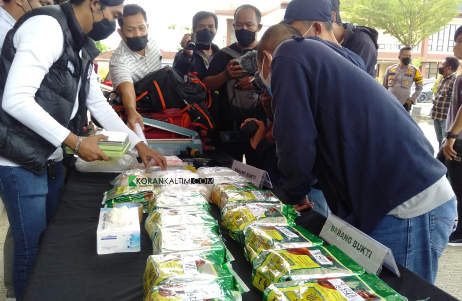 Sabu-sabu yang dibungkus dalam kemasan teh hijau China, untuk mengelabui petugas. (Foto: Nancy/korankaltim.com)