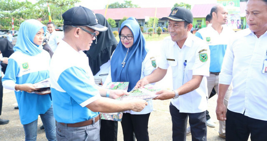 suasana bupati muharram memberikan piagam penghargaan