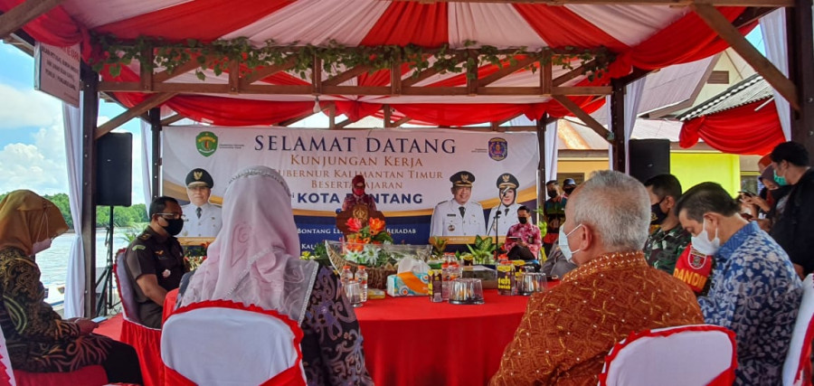 Gubernur Kaltim Isran Noor beserta rombongan saat disambut oleh Pemkot Bontang dalam lawatannya ke wilayah Utara Kaltim. (foto: Diskominfo Kaltim)
