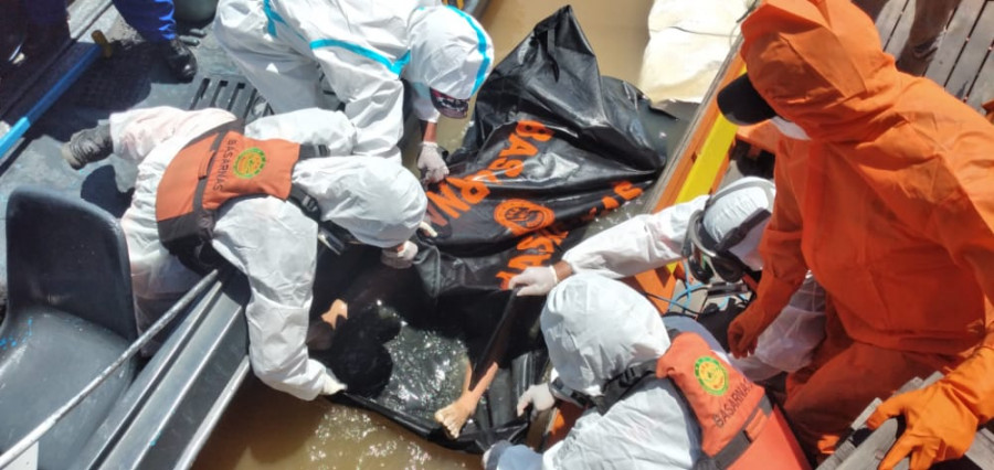 Tim SAR saat mengevaluasi korban di Sungai Mahakam, Loa Kulu. (Foto: Basarnas)