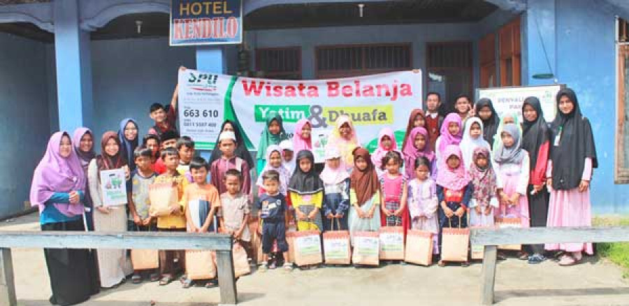 WISATA BELANJA: Puluhan anak yatim dan duafa tampak ceria usai mengikuti program wisata belanja yang digelar LAS DPU Kutai Kartanegara. ( istimewa )
