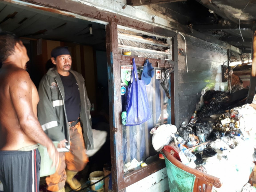 Terlihat tumpukan barang bekas berbahan plastik, diatas kursi, yang berada di rumah warga di Jalan Adam Malik serta plafon yang terbakar Selasa (28/12/2021) hari ini. (Foto:Istimewa)