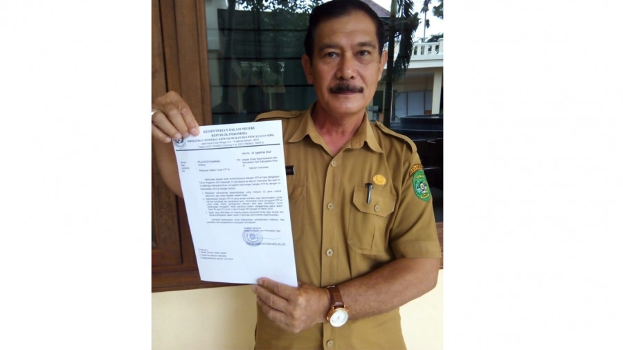 Plt Kadisdukcapil Kukar H Hardiansyah menunjukkan surat Kemendagri Ditjen Dukcapil terkait intruksi memprioritaskan pencetakan KTP-el untuk perekaman baru (Foto: heriansyah/korankaltimcom)