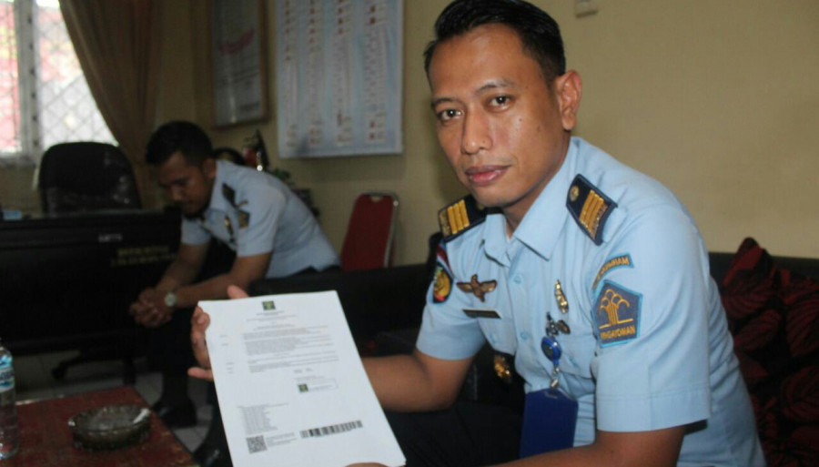 Kasi Binadik Andri Lesmano saat menunjukkan SK remisi natal