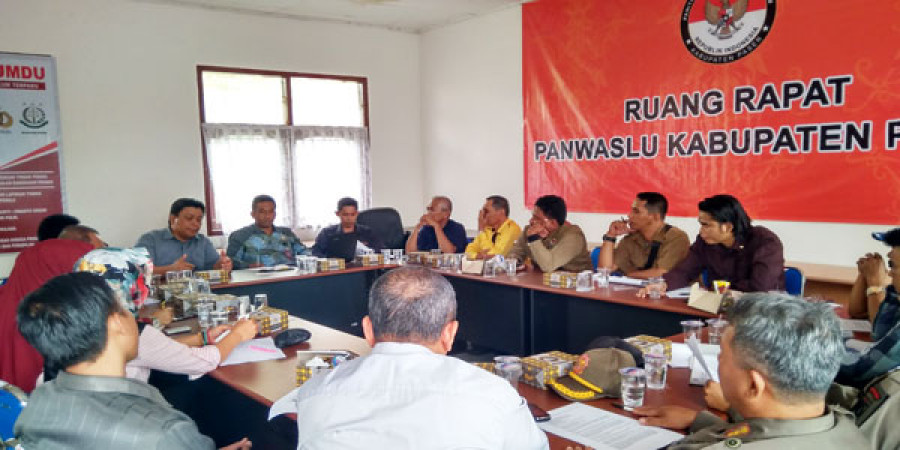 Tunggu APK: Rapat terbuka di Panwaslu Paser menyangkut penertiban alat peraga kampanyae di daerah itu. KPU Paser masih menunggu kiriman APK dari KPU Kaltim.