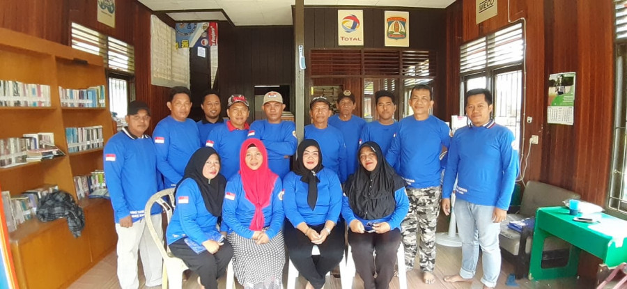Sebagian Anggota Karang Taruna Tunas Sari di seketariat. (achmad Fadillah/korankaltim.com)