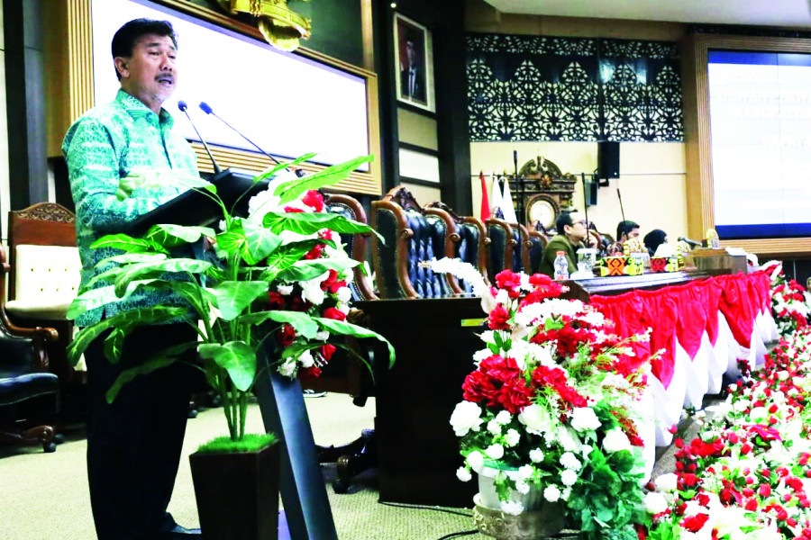 DPRD bersama Pemkab mengesahkan APBD Kukar 2025.(Foto: Prokom)