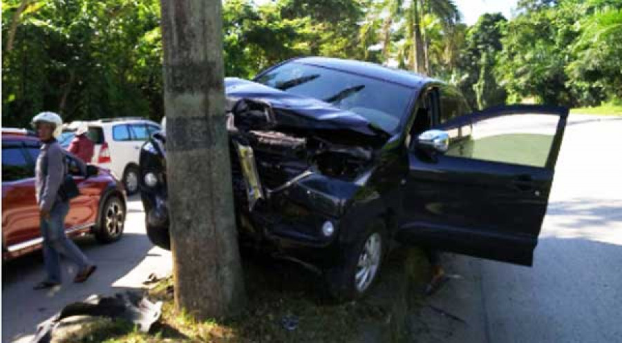 MOBIL Avanza dalam po sisi sebelum dievakuasi, usai menabrak pohon kemarin pagi. ( amin / korankaltim)