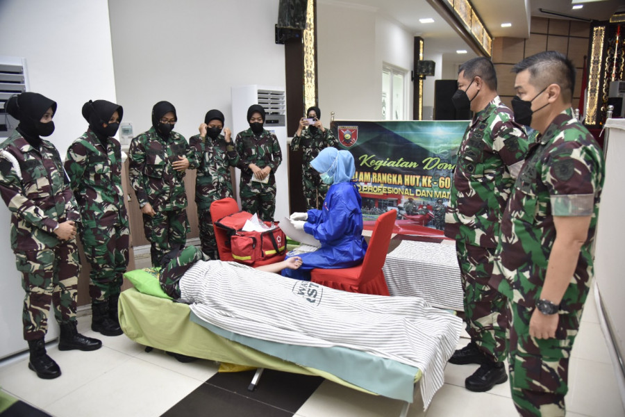 Jajaran Kodam serta ibu-ibu pengurus Persit KCK PD VI/Mulawarman saat melakukan donor darah. (Foto: Pendam VI/Mlw)