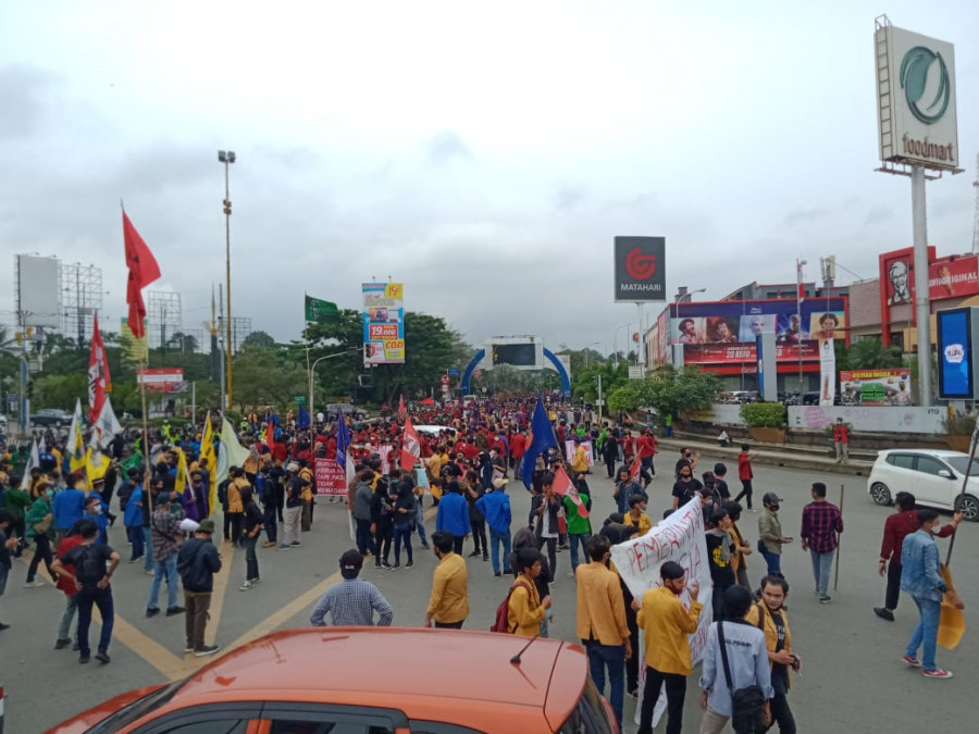 mahasiswa penuhi perempatan Lembuswana (Claudius Vico/Korankaltim.com)