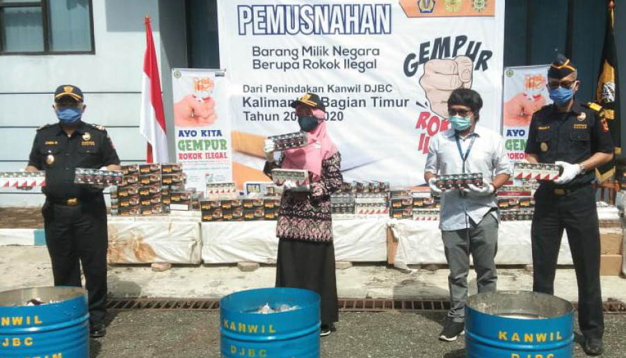 Petugas DJBC Kalbagtim saat memusnahkan ratusan ribu batang rokok (Foto: Yudi/korankaltimcom)