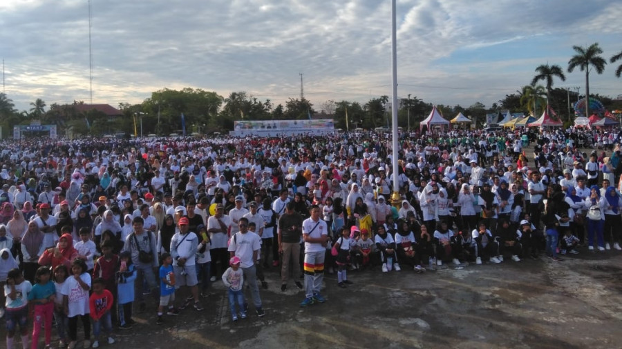 Ribuan massa berkaos putih ramaikan MRSF yang dihelat di halaman kantor Bupati Paser (Dwi Cahyo/KoranKaltim.Com)