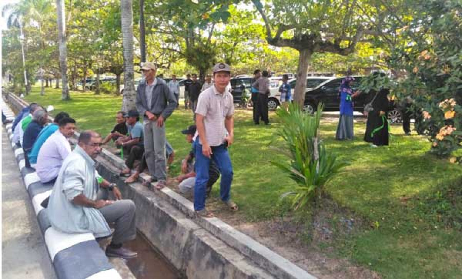 Massa mulai berdatangan di kantor Bupati Paser.