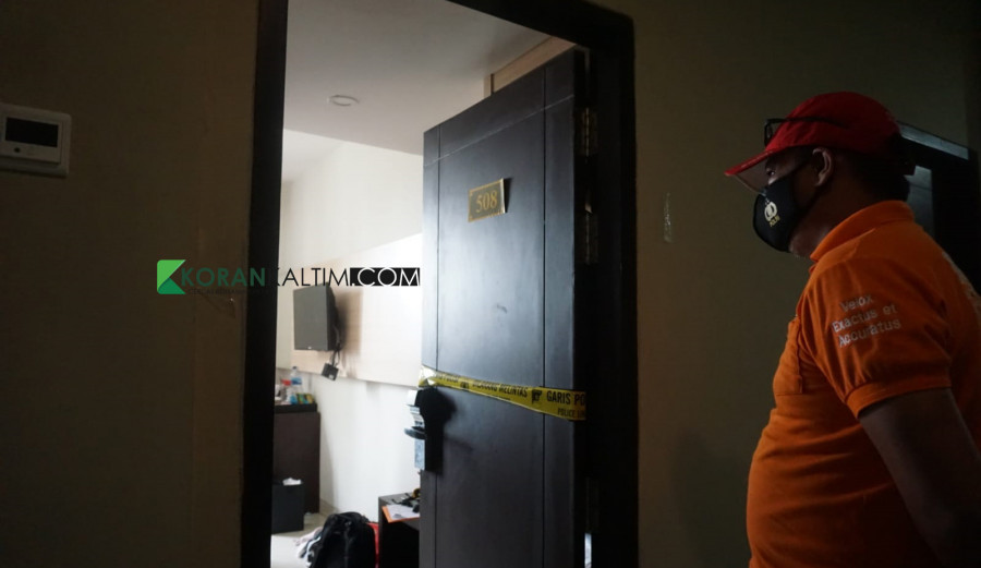 Unit Inafis Polresta Samarinda saat melakukan olah TKP lanjutan di salah satu kamar hotel di Samarinda, dimana RA ditemukan tak bernyawa Selasa (26/10/2021) hari ini. (Foto: Nancy/korankaltim.com)