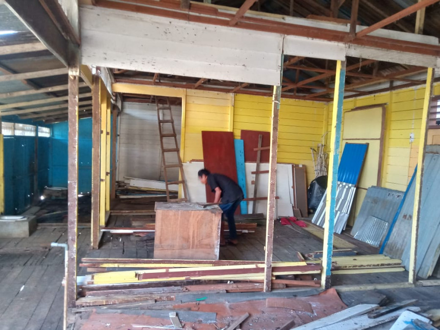 Pembongkaran pemukiman warga di bantaran SKM sisi belakang Pasar Segiri beberapa waktu lalu (Foto: Permata/korankaltim.com)
