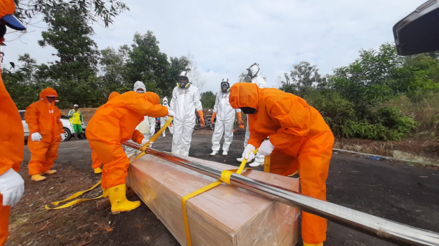 Persiapan pemakaman salah satu pasien probable Covid-19 oleh BPBD Samarinda (Foto: BPBD Samarinda)