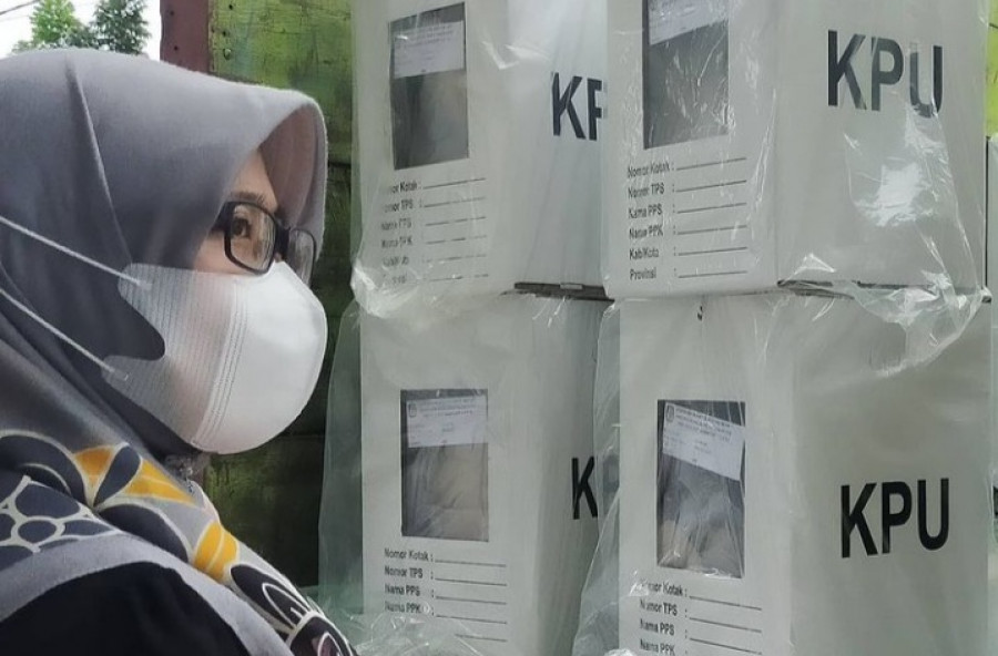 Ketua KPU Kutim, Ulfa Jamilatul Farida monitoring pengangkutan logistik yang didistribusikan ke empat Kecamatan terjauh (Foto: Zulhamri/korankaltim.com)